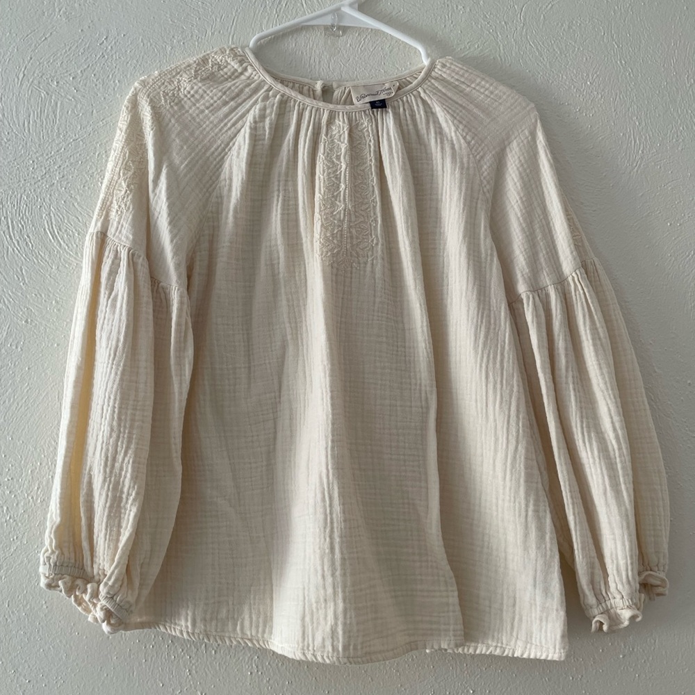 Never been worn: Women’s Universal Thread blouse, cream colored. Size XS